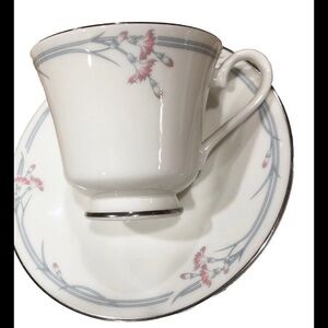 Royal Doulton Carnation H5084 Tea Cup & Saucer Fine Bone China England Vtg New
